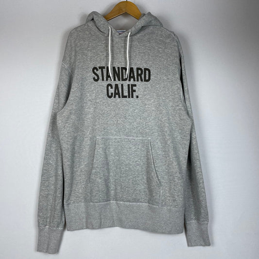 【中古品】【メンズ】 STANDARD CALIFORNIA スタンダードカリフォルニア LOGO HOODIE ロゴ フーディー トップス プルオーバーパーカー 145-260418-ko-09-tei サイズ：XL カラー：グレー 万代Net店
