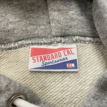 【中古品】【メンズ】 STANDARD CALIFORNIA スタンダードカリフォルニア LOGO HOODIE ロゴ フーディー トップス プルオーバーパーカー 145-260418-ko-09-tei サイズ：XL カラー：グレー 万代Net店