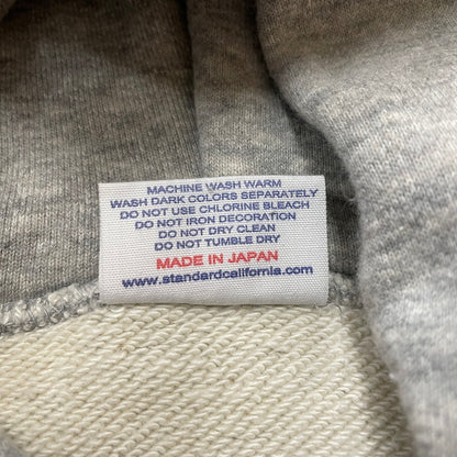 【中古品】【メンズ】 STANDARD CALIFORNIA スタンダードカリフォルニア LOGO HOODIE ロゴ フーディー トップス プルオーバーパーカー 145-260418-ko-09-tei サイズ：XL カラー：グレー 万代Net店
