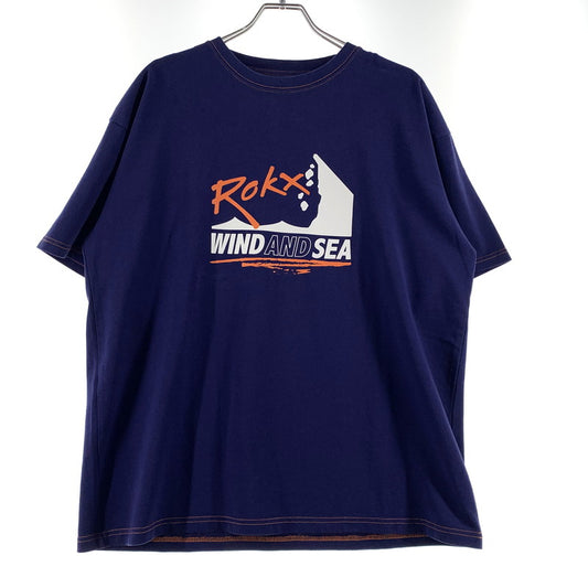 【中古品】【メンズ】 WINDANDSEA ウィンダンシー × ROKX ロックス 別注 コラボ FRONT LOGO TEE WDS-C-ROK-24-Q3-06 フロントロゴ Tシャツ 半袖 トップス 142-260703-yo-11-tei サイズ：M カラー：ネイビー 万代Net店