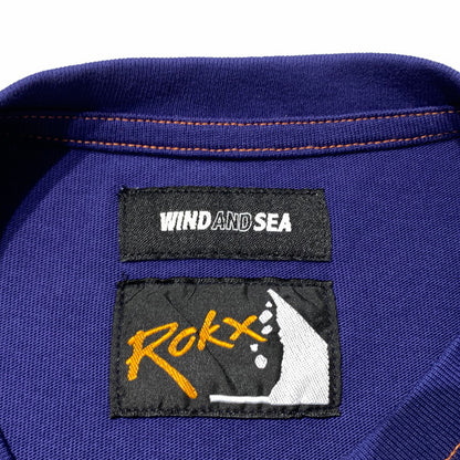 【中古品】【メンズ】 WINDANDSEA ウィンダンシー × ROKX ロックス 別注 コラボ FRONT LOGO TEE WDS-C-ROK-24-Q3-06 フロントロゴ Tシャツ 半袖 トップス 142-260703-yo-11-tei サイズ：M カラー：ネイビー 万代Net店
