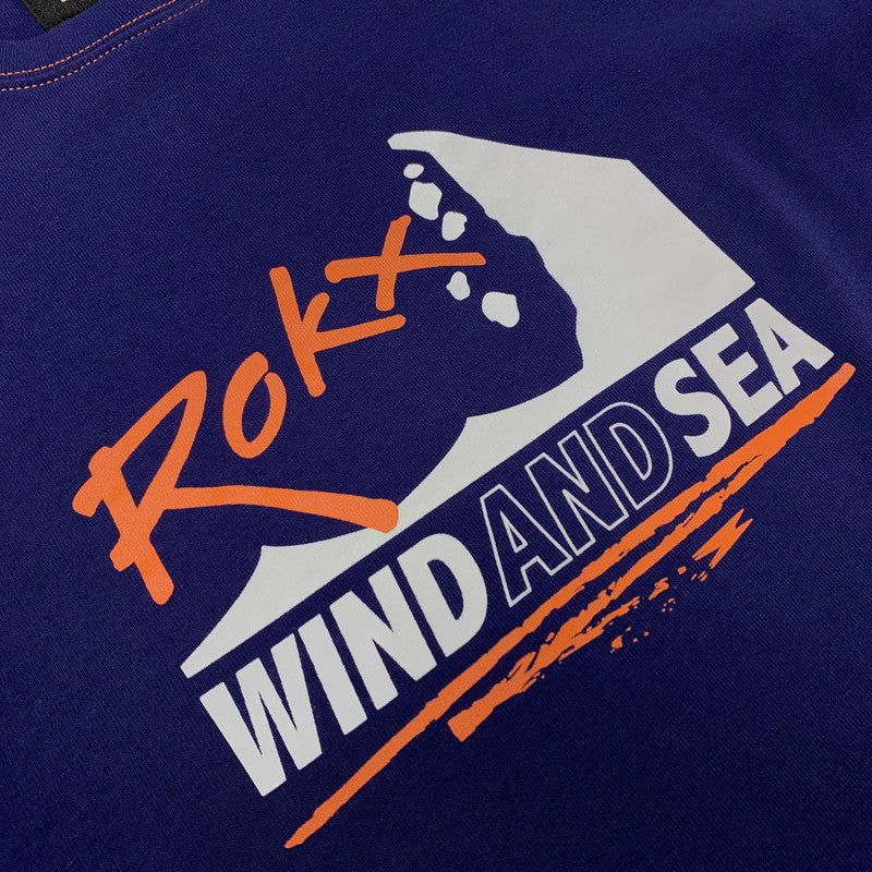 【中古品】【メンズ】 WINDANDSEA ウィンダンシー × ROKX ロックス 別注 コラボ FRONT LOGO TEE WDS-C-ROK-24-Q3-06 フロントロゴ Tシャツ 半袖 トップス 142-260703-yo-11-tei サイズ：M カラー：ネイビー 万代Net店