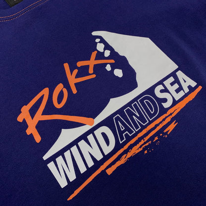 【中古品】【メンズ】 WINDANDSEA ウィンダンシー × ROKX ロックス 別注 コラボ FRONT LOGO TEE WDS-C-ROK-24-Q3-06 フロントロゴ Tシャツ 半袖 トップス 142-260703-yo-11-tei サイズ：M カラー：ネイビー 万代Net店