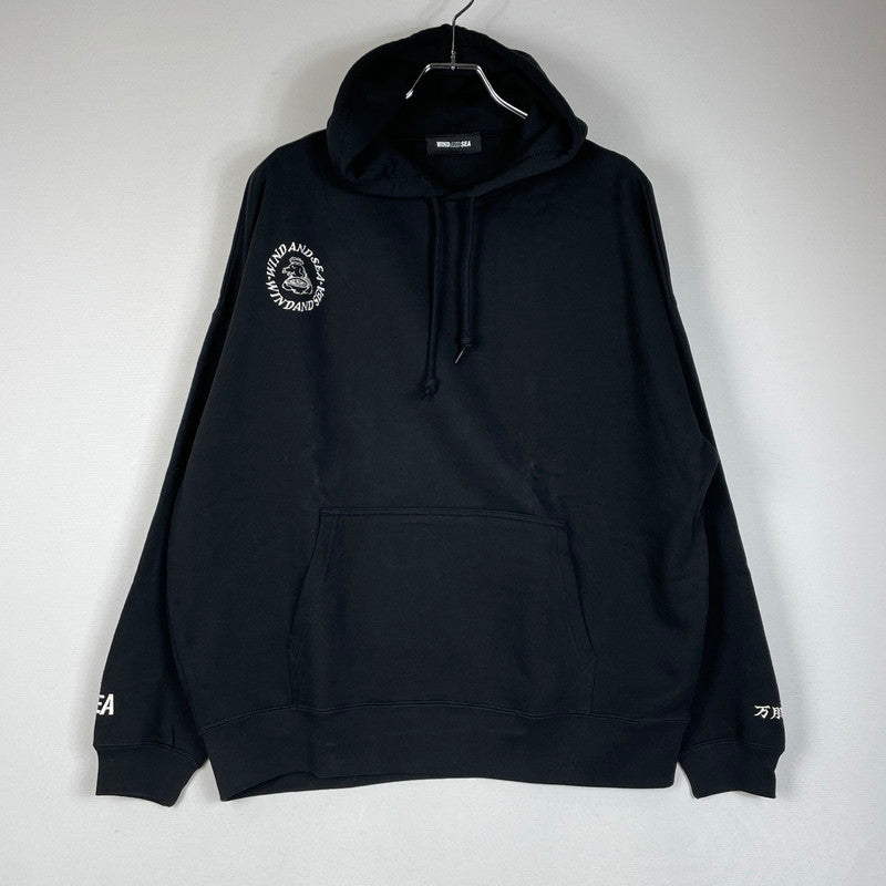 【中古品】【メンズ】 WINDANDSEA ウィンダンシー × 万豚記 別注 コラボ LOGO HOODIE WDS-C-WZJ-24-Q3-01 ロゴ フーディー トップス プルオーバーパーカー 142-260418-ko-06-fuzh サイズ：M カラー：ブラック 万代Net店