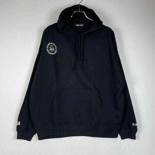 【中古品】【メンズ】 WINDANDSEA ウィンダンシー × 万豚記 別注 コラボ LOGO HOODIE WDS-C-WZJ-24-Q3-01 ロゴ フーディー トップス プルオーバーパーカー 142-260418-ko-06-fuzh サイズ：M カラー：ブラック 万代Net店