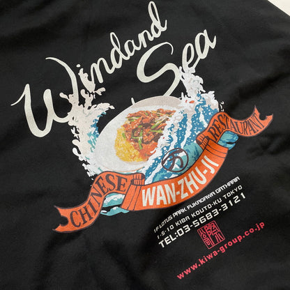 【中古品】【メンズ】 WINDANDSEA ウィンダンシー × 万豚記 別注 コラボ LOGO HOODIE WDS-C-WZJ-24-Q3-01 ロゴ フーディー トップス プルオーバーパーカー 142-260418-ko-06-fuzh サイズ：M カラー：ブラック 万代Net店