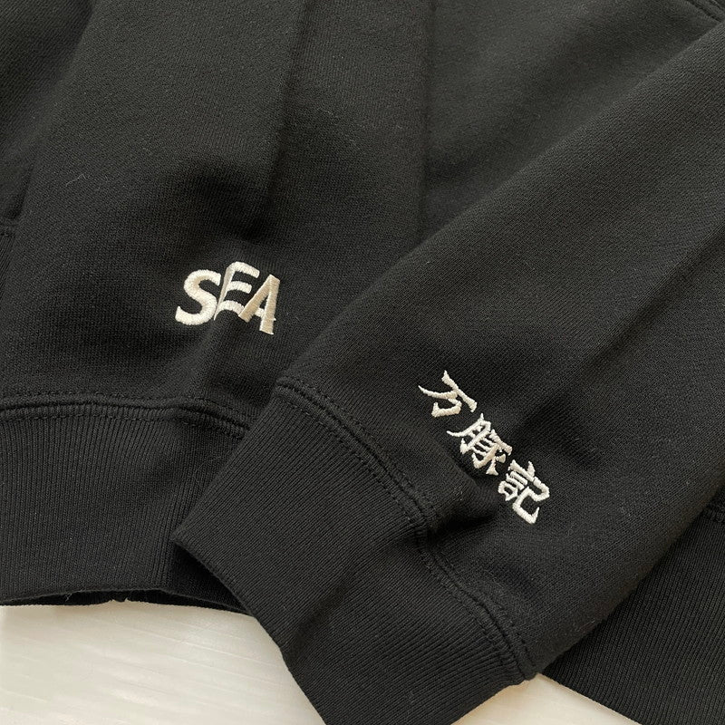 【中古品】【メンズ】 WINDANDSEA ウィンダンシー × 万豚記 別注 コラボ LOGO HOODIE WDS-C-WZJ-24-Q3-01 ロゴ フーディー トップス プルオーバーパーカー 142-260418-ko-06-fuzh サイズ：M カラー：ブラック 万代Net店