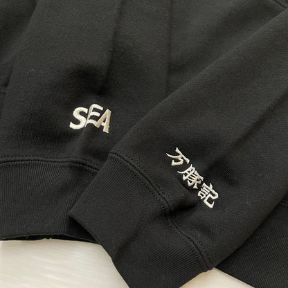 【中古品】【メンズ】 WINDANDSEA ウィンダンシー × 万豚記 別注 コラボ LOGO HOODIE WDS-C-WZJ-24-Q3-01 ロゴ フーディー トップス プルオーバーパーカー 142-260418-ko-06-fuzh サイズ：M カラー：ブラック 万代Net店