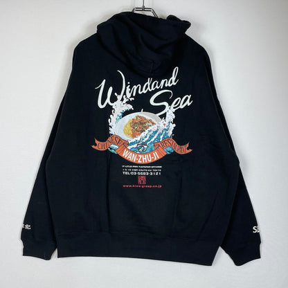 【中古品】【メンズ】 WINDANDSEA ウィンダンシー × 万豚記 別注 コラボ LOGO HOODIE WDS-C-WZJ-24-Q3-01 ロゴ フーディー トップス プルオーバーパーカー 142-260418-ko-06-fuzh サイズ：M カラー：ブラック 万代Net店