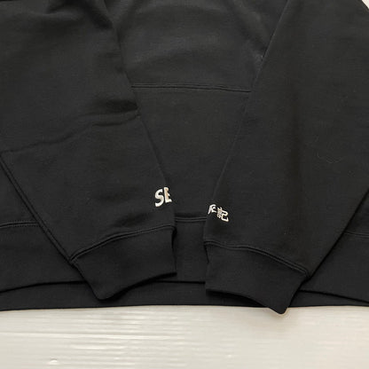 【中古品】【メンズ】 WINDANDSEA ウィンダンシー × 万豚記 別注 コラボ LOGO HOODIE WDS-C-WZJ-24-Q3-01 ロゴ フーディー トップス プルオーバーパーカー 142-260418-ko-06-fuzh サイズ：M カラー：ブラック 万代Net店