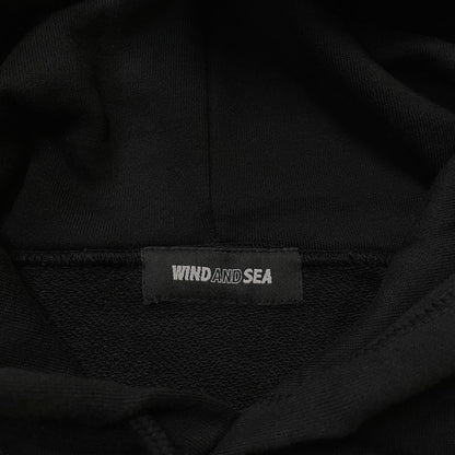 【中古品】【メンズ】 WINDANDSEA ウィンダンシー × 万豚記 別注 コラボ LOGO HOODIE WDS-C-WZJ-24-Q3-01 ロゴ フーディー トップス プルオーバーパーカー 142-260418-ko-06-fuzh サイズ：M カラー：ブラック 万代Net店