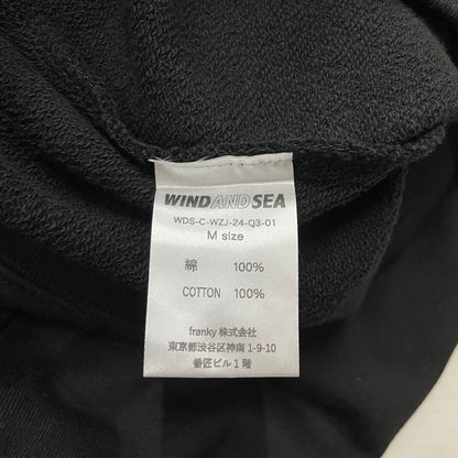 【中古品】【メンズ】 WINDANDSEA ウィンダンシー × 万豚記 別注 コラボ LOGO HOODIE WDS-C-WZJ-24-Q3-01 ロゴ フーディー トップス プルオーバーパーカー 142-260418-ko-06-fuzh サイズ：M カラー：ブラック 万代Net店