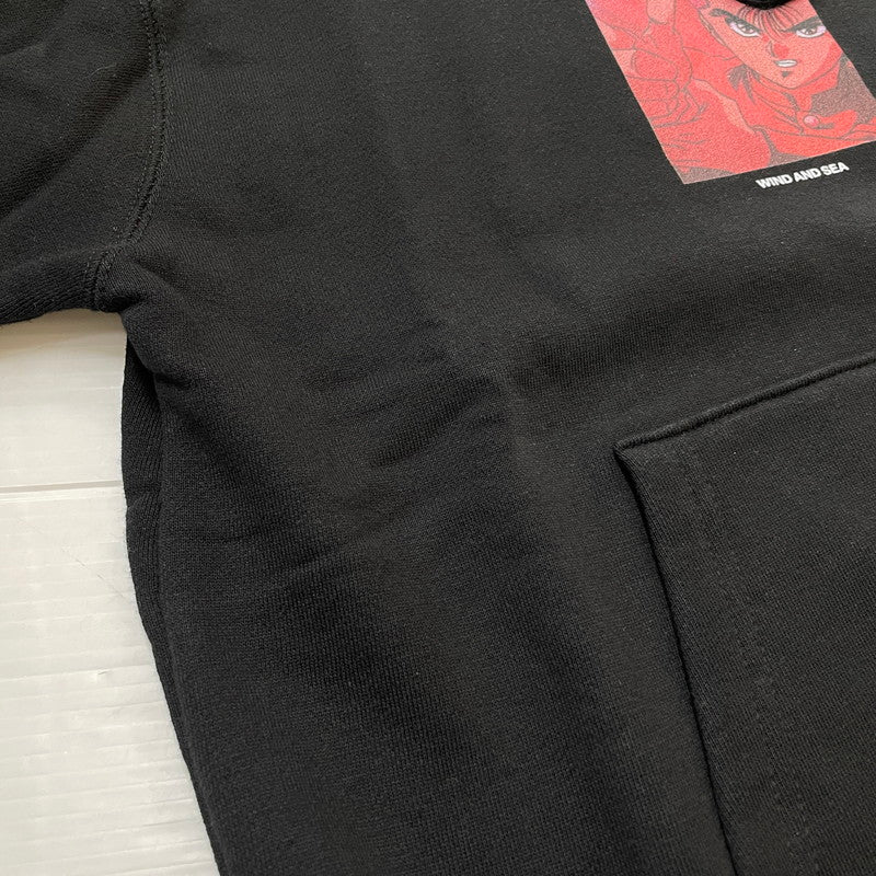 【中古品】【メンズ】 WIND AND SEA ウィンダンシー × 幽遊白書 別注 コラボ REIGAN HOODIE WDS-YYHS-01 レイガン フーディー トップス プルオーバーパーカー 142-260418-ko-07-tei サイズ：S カラー：ブラック 万代Net店