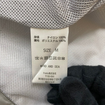 【中古美品】【メンズ】 WINDANDSEA ウィンダンシー × UFO ユー エフ オー 別注 コラボ WATER REPELLET JACKET WDS-C-UDO-24-Q4-05 ウォーターリペレント ジャケット ライトアウター 142-260418-ks-08-tei サイズ：M カラー：シルバー 万代Net店