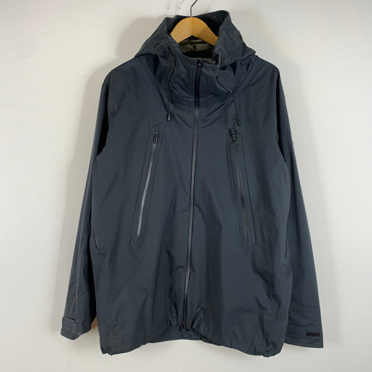 【現状渡し品】【メンズ】 DESCENTE デサント 24SS HARD SHELL JACKET DAMXGK30X ハードシェル ジャケット ライトアウター ナイロンジャケット 144-260429-ko-16-tei サイズ：L カラー：ブラック系/チャコール 万代Net店