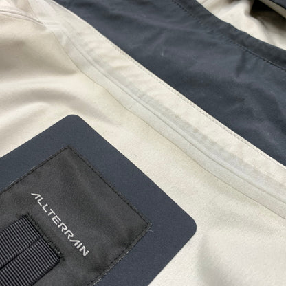 【現状渡し品】【メンズ】 DESCENTE デサント 24SS HARD SHELL JACKET DAMXGK30X ハードシェル ジャケット ライトアウター ナイロンジャケット 144-260429-ko-16-tei サイズ：L カラー：ブラック系/チャコール 万代Net店