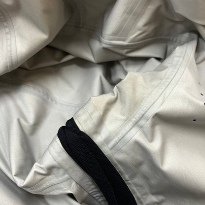 【現状渡し品】【メンズ】 DESCENTE デサント 24SS HARD SHELL JACKET DAMXGK30X ハードシェル ジャケット ライトアウター ナイロンジャケット 144-260429-ko-16-tei サイズ：L カラー：ブラック系/チャコール 万代Net店