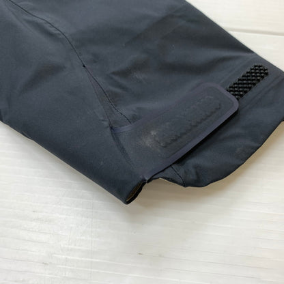 【現状渡し品】【メンズ】 DESCENTE デサント 24SS HARD SHELL JACKET DAMXGK30X ハードシェル ジャケット ライトアウター ナイロンジャケット 144-260429-ko-16-tei サイズ：L カラー：ブラック系/チャコール 万代Net店