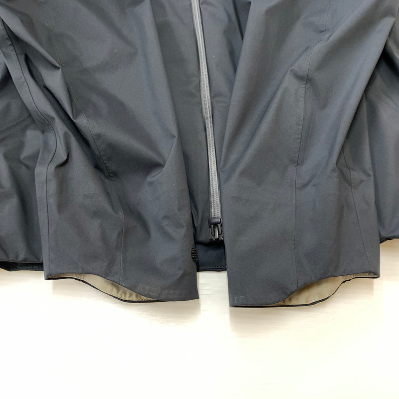 【現状渡し品】【メンズ】 DESCENTE デサント 24SS HARD SHELL JACKET DAMXGK30X ハードシェル ジャケット ライトアウター ナイロンジャケット 144-260429-ko-16-tei サイズ：L カラー：ブラック系/チャコール 万代Net店