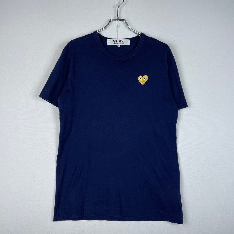 【中古品】【メンズ】 PLAY COMME DES GARCONS プレイコムデギャルソン GOLD HEART LOGO TEE AZ-T216 ゴールドハート ロゴ Tシャツ 半袖 トップス 140-260623-yo-08-tei サイズ：L カラー：ネイビー 万代Net店