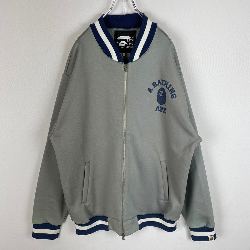 【現状渡し品】【メンズ】 A BATHING APE アベイシングエイプ 90's COLLEGE LOGO BLOUSON 90年代 カレッジロゴ ブルゾン ライトアウター 142-260427-ks-05-tei サイズ：XL/※シミあり カラー：グレー 万代Net店