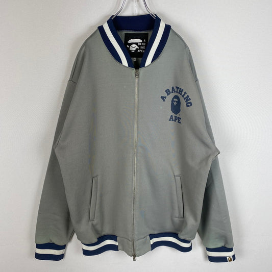 【現状渡し品】【メンズ】 A BATHING APE アベイシングエイプ 90's COLLEGE LOGO BLOUSON 90年代 カレッジロゴ ブルゾン ライトアウター 142-260427-ks-05-tei サイズ：XL/※シミあり カラー：グレー 万代Net店