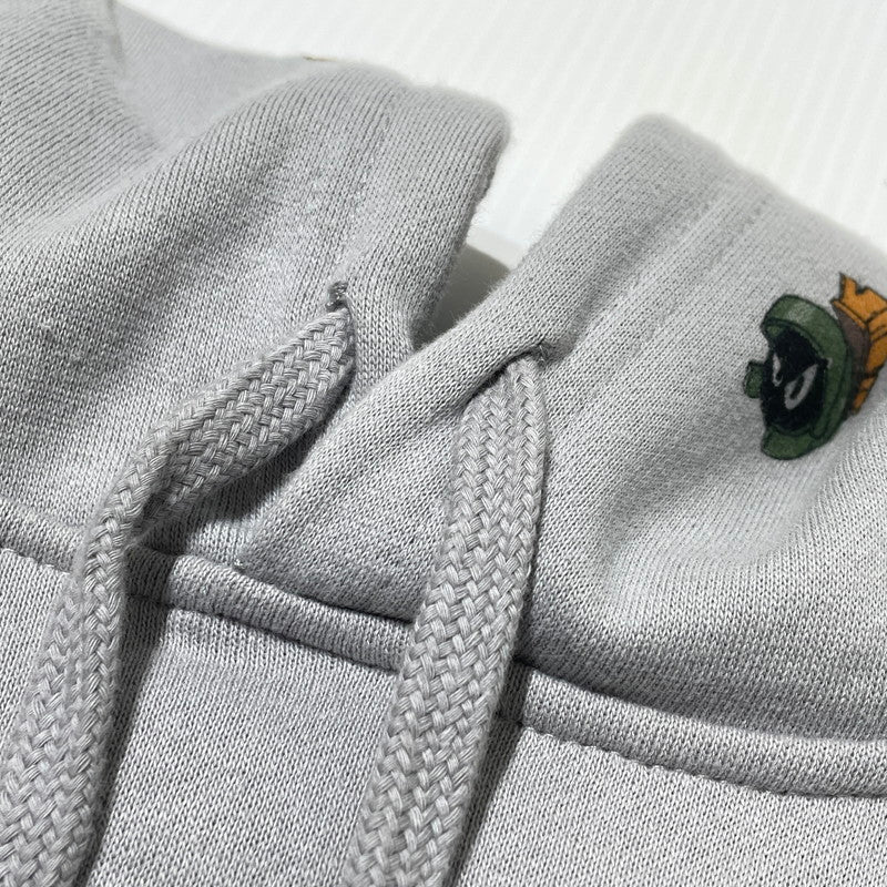 【中古品】【メンズ】 DUMBGOOD ダム グッド × SPACE JAM スペース ジャム 別注コラボ UO EXCLUSIVE ALLOVER PRINT HOOD エクスクルーシヴ オールオーバートップス プルーオーバーパーカー 142-260805-sa-06-tei サイズ：XL カラー：グレー 万代Net店
