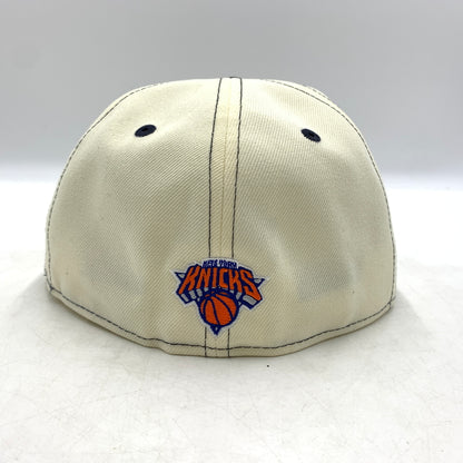 【中古品】【メンズ】 NEW ERA ニューエラ × the Apartment ジ アパートメント 別注 コラボ NEW YORK KNICKS SOFT BUCKRAM FITTED CAP ニューヨーク ニックス ソフトバックラム フィットキャップ 帽子 185-260624-ko-15-tei サイズ：7 1/2 カラー：アイボリー 万代Net店