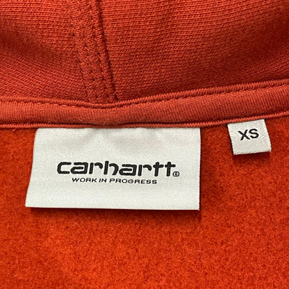 【中古品】【メンズ】 Carhartt WIP カーハート ワークインプログレス HOODED AMERICAN SCRIPT SWEAT IO28279 フーデッド アメリカン スクリプト スウェット トップス プルオーバーパーカー 145-260501-ks-16-tei サイズ：XS カラー：オレンジ 万代Net店