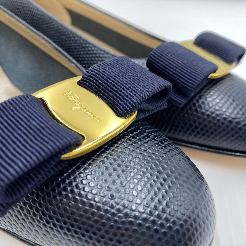 【中古品】【レディース】 SALVATORE FERRAGAMO サルヴァトーレ フェラガモ VARA ヴァラ 靴 パンプス 183-260819-sa-16-teih サイズ：5 1/2 カラー：ネイビー系 万代Net店