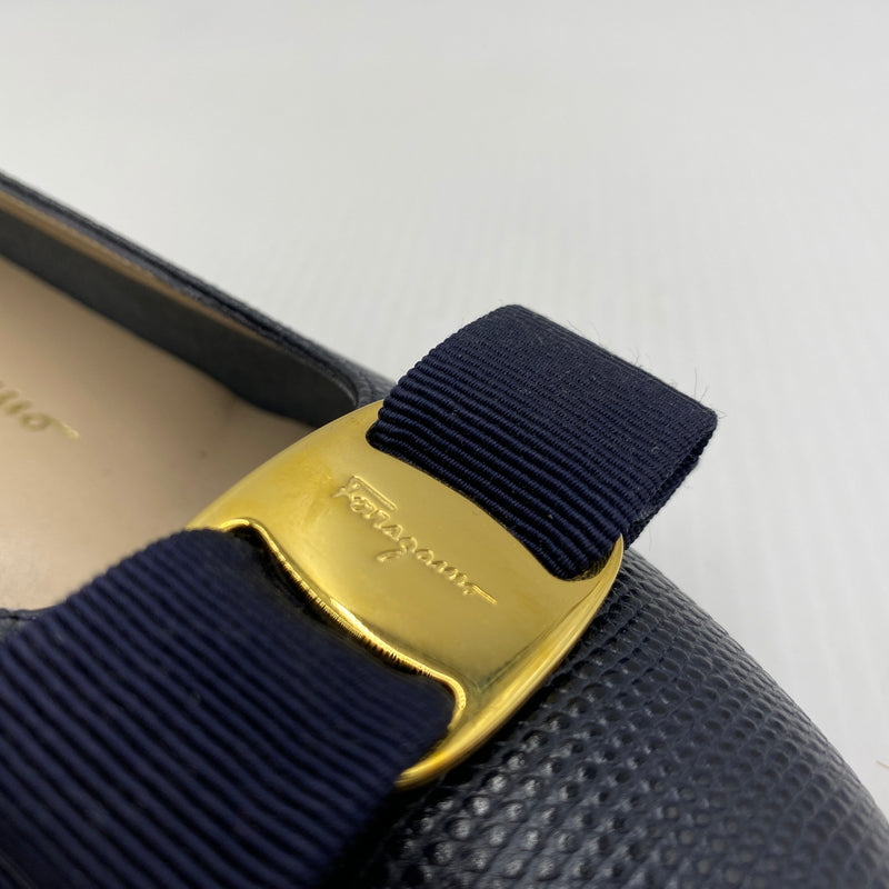 【中古品】【レディース】 SALVATORE FERRAGAMO サルヴァトーレ フェラガモ VARA ヴァラ 靴 パンプス 183-260819-sa-16-teih サイズ：5 1/2 カラー：ネイビー系 万代Net店