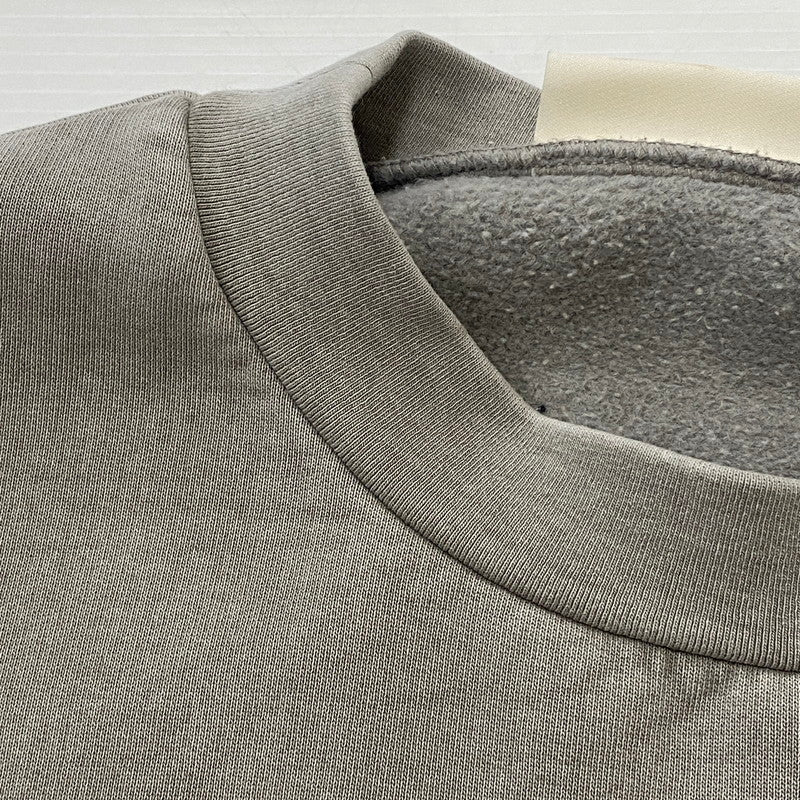 【中古品】【メンズ】 FEAR OF GOD ESSENTIALS フィアーオブゴッド エッセンシャルズ HEAVY FLEECE CROPPED SWEATSHIRT 253METSW05 ヘビー フリース クロップド スウェットシャツ トップス トレーナー 142-260508-ks-08-tei サイズ：L カラー：グレー 万代Net店