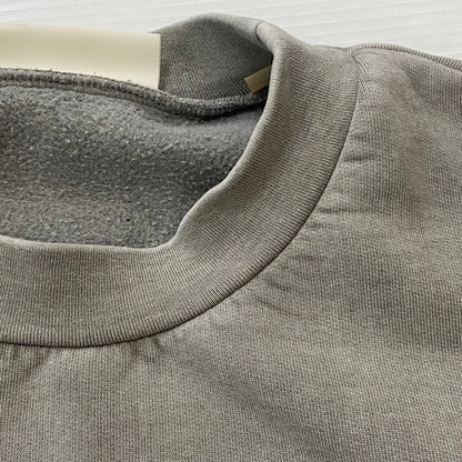【中古品】【メンズ】 FEAR OF GOD ESSENTIALS フィアーオブゴッド エッセンシャルズ HEAVY FLEECE CROPPED SWEATSHIRT 253METSW05 ヘビー フリース クロップド スウェットシャツ トップス トレーナー 142-260508-ks-08-tei サイズ：L カラー：グレー 万代Net店