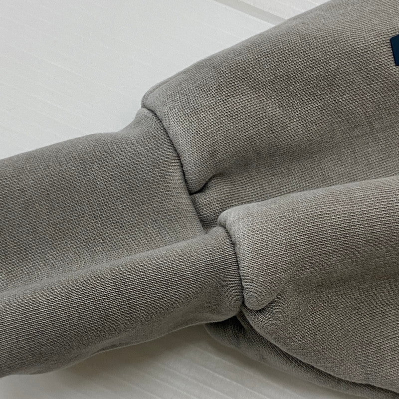 【中古品】【メンズ】 FEAR OF GOD ESSENTIALS フィアーオブゴッド エッセンシャルズ HEAVY FLEECE CROPPED SWEATSHIRT 253METSW05 ヘビー フリース クロップド スウェットシャツ トップス トレーナー 142-260508-ks-08-tei サイズ：L カラー：グレー 万代Net店