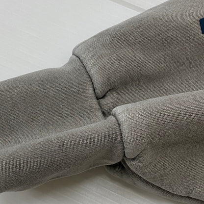 【中古品】【メンズ】 FEAR OF GOD ESSENTIALS フィアーオブゴッド エッセンシャルズ HEAVY FLEECE CROPPED SWEATSHIRT 253METSW05 ヘビー フリース クロップド スウェットシャツ トップス トレーナー 142-260508-ks-08-tei サイズ：L カラー：グレー 万代Net店