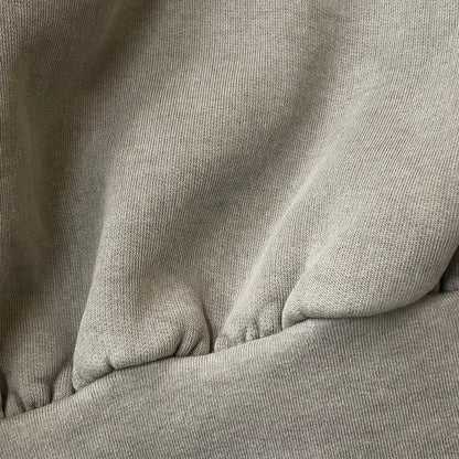 【中古品】【メンズ】 FEAR OF GOD ESSENTIALS フィアーオブゴッド エッセンシャルズ HEAVY FLEECE CROPPED SWEATSHIRT 253METSW05 ヘビー フリース クロップド スウェットシャツ トップス トレーナー 142-260508-ks-08-tei サイズ：L カラー：グレー 万代Net店