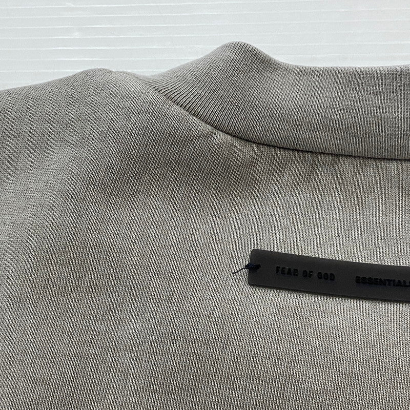 【中古品】【メンズ】 FEAR OF GOD ESSENTIALS フィアーオブゴッド エッセンシャルズ HEAVY FLEECE CROPPED SWEATSHIRT 253METSW05 ヘビー フリース クロップド スウェットシャツ トップス トレーナー 142-260508-ks-08-tei サイズ：L カラー：グレー 万代Net店