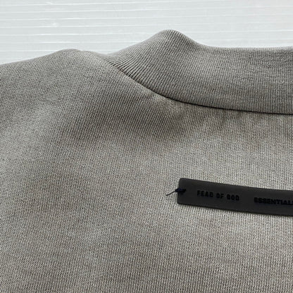 【中古品】【メンズ】 FEAR OF GOD ESSENTIALS フィアーオブゴッド エッセンシャルズ HEAVY FLEECE CROPPED SWEATSHIRT 253METSW05 ヘビー フリース クロップド スウェットシャツ トップス トレーナー 142-260508-ks-08-tei サイズ：L カラー：グレー 万代Net店