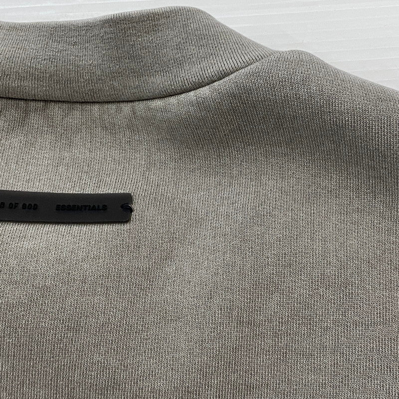 【中古品】【メンズ】 FEAR OF GOD ESSENTIALS フィアーオブゴッド エッセンシャルズ HEAVY FLEECE CROPPED SWEATSHIRT 253METSW05 ヘビー フリース クロップド スウェットシャツ トップス トレーナー 142-260508-ks-08-tei サイズ：L カラー：グレー 万代Net店