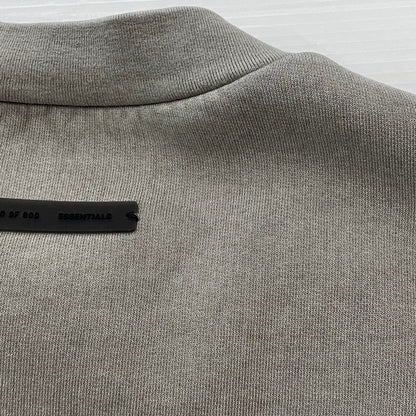 【中古品】【メンズ】 FEAR OF GOD ESSENTIALS フィアーオブゴッド エッセンシャルズ HEAVY FLEECE CROPPED SWEATSHIRT 253METSW05 ヘビー フリース クロップド スウェットシャツ トップス トレーナー 142-260508-ks-08-tei サイズ：L カラー：グレー 万代Net店