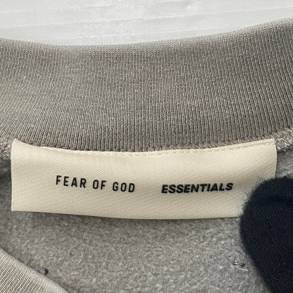 【中古品】【メンズ】 FEAR OF GOD ESSENTIALS フィアーオブゴッド エッセンシャルズ HEAVY FLEECE CROPPED SWEATSHIRT 253METSW05 ヘビー フリース クロップド スウェットシャツ トップス トレーナー 142-260508-ks-08-tei サイズ：L カラー：グレー 万代Net店