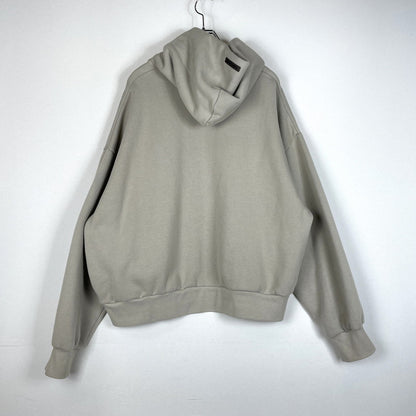 【現状渡し品】【メンズ】 FEAR OF GOD ESSENTIALS フィアーオブゴッド エッセンシャルズ CLASSIC HOODIE クラシック フーディー トップス プルオーバーパーカー 142-260507-ks-27-tei サイズ：XL カラー：グレー 万代Net店
