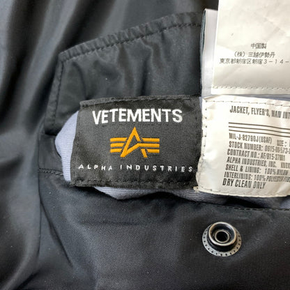 【中古品】【メンズ】 VETEMENTS ヴェトモン × ALPHAINDUSTRIES アルファ インダストリーズ 別注 コラボ 20AW REVERSIBLE DOUBLEZIP BLOUSON UAH21JA001 リバーシブル ダブルジップ ブルゾン アウター 141-260508-ks-25-tei サイズ：M カラー：ブラックアイボリー 万代Net店