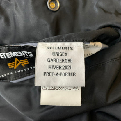 【中古品】【メンズ】 VETEMENTS ヴェトモン × ALPHAINDUSTRIES アルファ インダストリーズ 別注 コラボ 20AW REVERSIBLE DOUBLEZIP BLOUSON UAH21JA001 リバーシブル ダブルジップ ブルゾン アウター 141-260508-ks-25-tei サイズ：M カラー：ブラックアイボリー 万代Net店