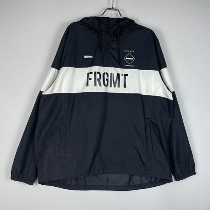 【中古品】【メンズ】 FCRB エフシーアールビー TRAINING ANORAK SPONSORED BY FRAGMENT FCRB-189115 トレーニング アノラック スポンサード バイ フラグメント ジャケット ライトアウター 142-260513-yo-19-tei サイズ：L カラー：ブラック 万代Net店