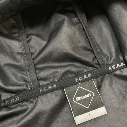 【中古品】【メンズ】 FCRB エフシーアールビー TRAINING ANORAK SPONSORED BY FRAGMENT FCRB-189115 トレーニング アノラック スポンサード バイ フラグメント ジャケット ライトアウター 142-260513-yo-19-tei サイズ：L カラー：ブラック 万代Net店