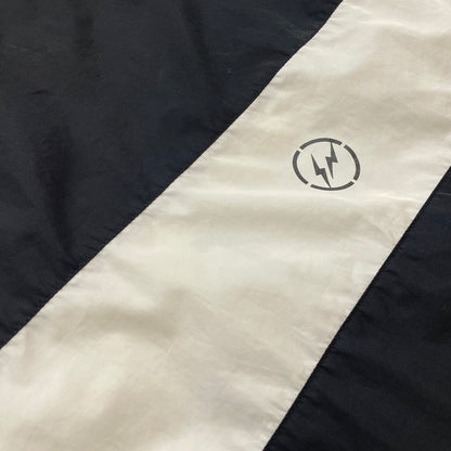 【中古品】【メンズ】 FCRB エフシーアールビー TRAINING ANORAK SPONSORED BY FRAGMENT FCRB-189115 トレーニング アノラック スポンサード バイ フラグメント ジャケット ライトアウター 142-260513-yo-19-tei サイズ：L カラー：ブラック 万代Net店