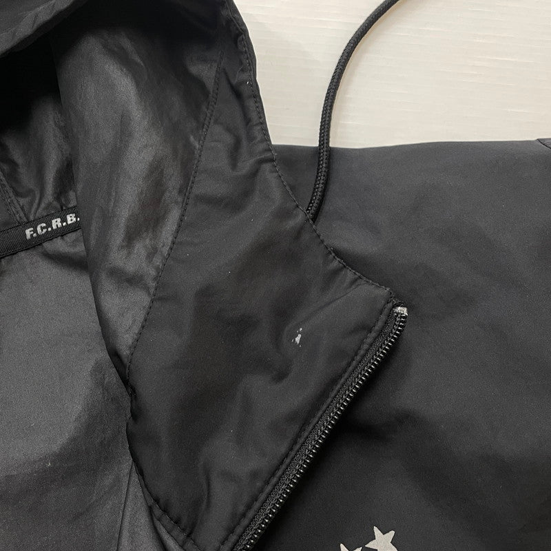 【中古品】【メンズ】 FCRB エフシーアールビー TRAINING ANORAK SPONSORED BY FRAGMENT FCRB-189115 トレーニング アノラック スポンサード バイ フラグメント ジャケット ライトアウター 142-260513-yo-19-tei サイズ：L カラー：ブラック 万代Net店