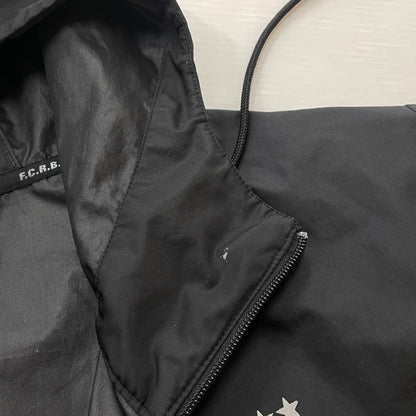 【中古品】【メンズ】 FCRB エフシーアールビー TRAINING ANORAK SPONSORED BY FRAGMENT FCRB-189115 トレーニング アノラック スポンサード バイ フラグメント ジャケット ライトアウター 142-260513-yo-19-tei サイズ：L カラー：ブラック 万代Net店