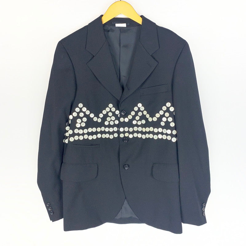 【中古品】【メンズ】 COMME des GARCONS HOMME PLUS コムデギャルソン オムプリュス 24AW BUTTON TAILORED JACKET PN-J023 ボタン テーラードジャケット ライトアウター 140-260518-ks-17-tei サイズ：S カラー：ブラック 万代Net店